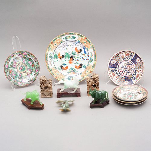 LOTE DE ARTÍCULOS DECORATIVOS. ORIGEN ORIENTAL, SXX. Elaborados en porcelana policromada, vidrio y jade. 12 piezas