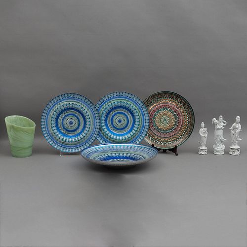 LOTE MIXTO. SXX. Elaborados en vidrio y cerámica. Consta de: florero en vidrio verde, 3 Quan Yin, 3 platones y plato decorativo