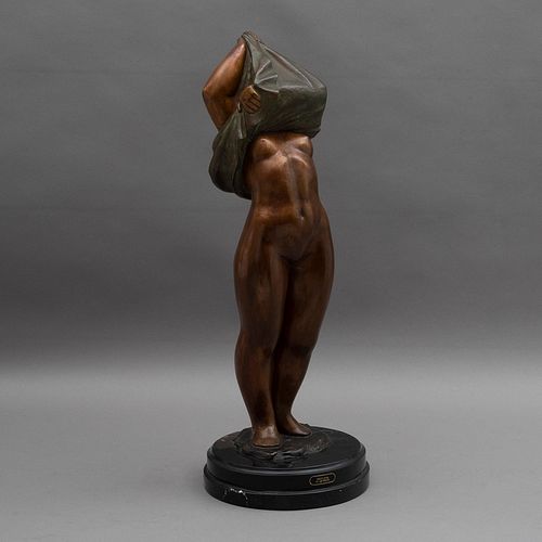 G. QUIROZ. Desnudo femenino. Elaborado en bronce. Con base circular de mármol negro. Detalles de conservación. 50 cm (altura)