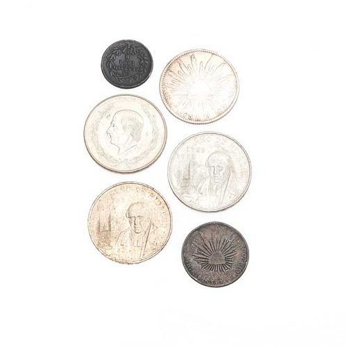 Dos monedas, año de Hidalgo, 1 Libertad, 1 Hidalgo y dos monedas de cobre. Peso: 127.7 g.