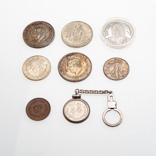 Seis monedas en plata .720 y una de cobre, un llavero con moneda de 50 cetavos en plata .720 y 925. Medalla con la Imagen de la Vi...