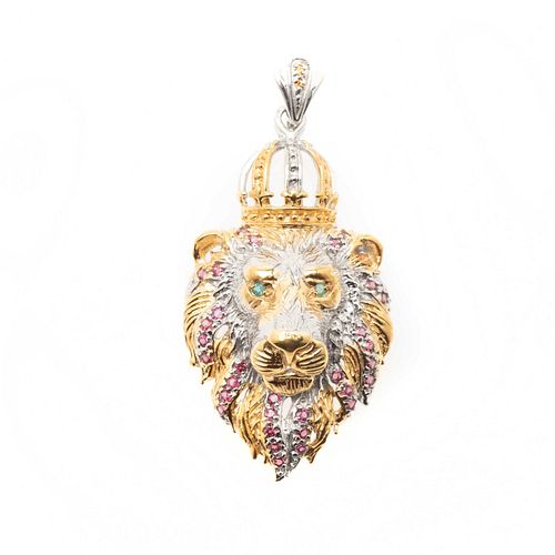 Pendiente con rodolitas y esmeraldas en plata .925. Diseño cabeza de rey león. Peso: 22.3 g.