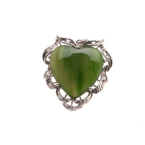 Pendiente vintage con ágata y diamantes en plata paladio. 1 ágata color verde en talla forma corazón. 8 diamantes facetado. Pe...