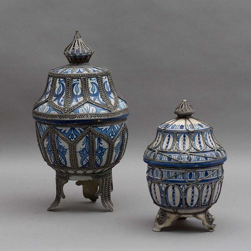 LOTE DE TIBORES SIGLO XX Elaborados en cerámica tipo talavera Decoraciones en tono azul Con aplicaciones de metal plateado. Pzas: 2.