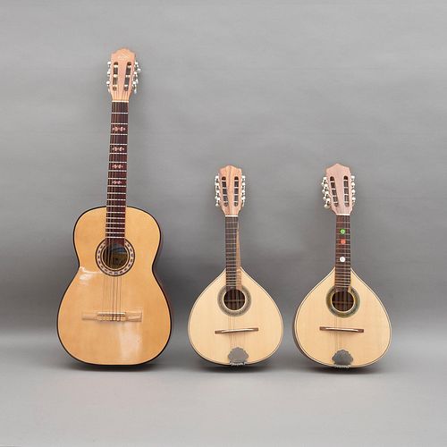 LOTE DE GUITARRA Y 2 MANDOLINAS. MÉXICO, SXX. Una con etiqueta "Guitarras Parácho, Salvador Escobedo". Elaboradas en madera