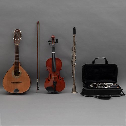 LOTE DE INSTRUMENTOS MUSICALES. SXX. Elaborados en madera y material sintético. Consta de: violín, flauta, clarinete y mandolina