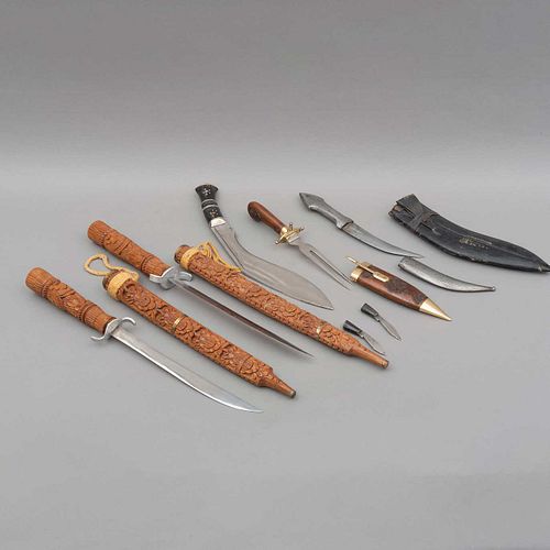 JUEGO DE CUCHILLOS. ORIGEN ORIENTAL, SXX. Consta de: Daga, Kukri con 2 miniaturas, Tenedor y Par de espadas cortas.