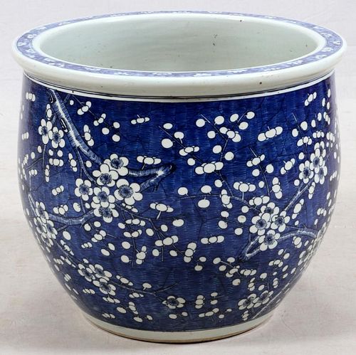 CHINESE BLUE AND WHITE PORCELAIN JARDINIERE