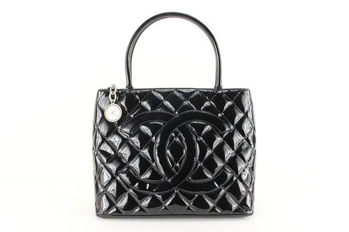 CHANEL BLACK QUILTED PATENT CC MEDALLION ZIP TOTE BAG