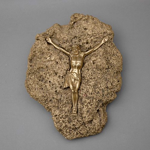 CRISTO. SXX. Elaborado en metal dorado y bronce sobre coral dorado. Detalles de conservación. 44 x 24 x 14 cm