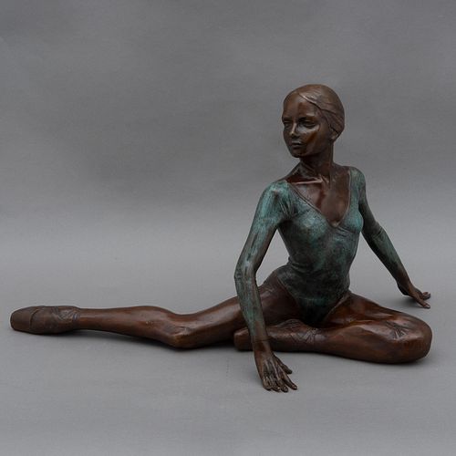 VILLARREAL. Bailarina. Elaborada en bronce 13/56. Pátina color verde y marrón. Firmada. 35 x 60 x 30 cm