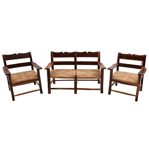 SALA. MÉXICO, SXX. Elaboradas en madera. Consta de loveseat y par de sillones. Con respaldos escalonados, asientos de palma.