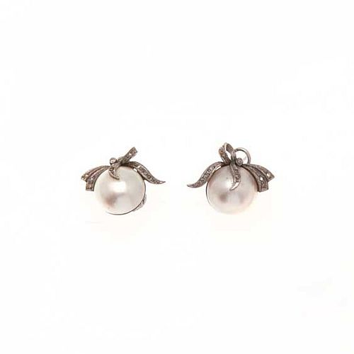 Par de aretes vintage con medias perlas y diamantes en plata paladio. 2 medias perlas cultivadas color gris de 15 mm. 18 diamant...