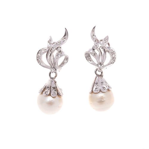 Par de aretes vintage con perlas y diamantes en plata paladio. 2 perlas cultivadas color crema de 12 mm. 30 diamantes corte 8 x...