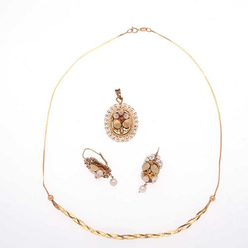 Collar, pendiente y par de aretes con perlas de río en oro amarillo 10k y 14k. Peso: 11.0 g.
