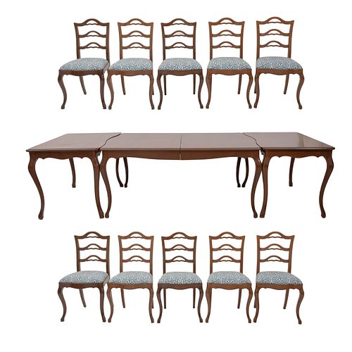 COMEDOR. SXX. Elaborado en madera. Consta de Mesa con cubierta rectangular y fustes semicurvos 10 sillas con respaldos semiabiertos