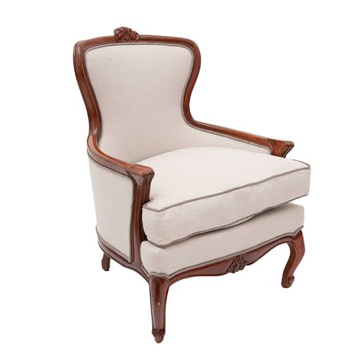 SILLÓN. SXX. Elaborado en madera. Con tapicería de tela color blanco. Respaldo cerrado, asiento acojinado y soportes tipo cabriolé.