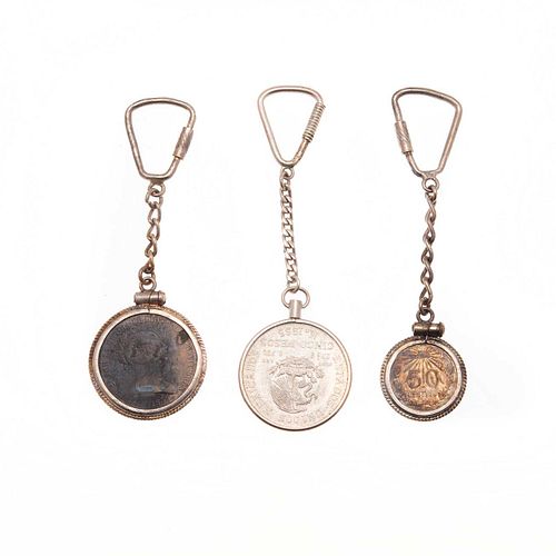 Tres llaveros con monedas Hidalgo y de 50 centavos de plata .720 y moneda de cuproniquel. Peso: 100.6 g.