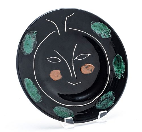 PABLO PICASSO (SPANISH, 1881–1973) EARTHENWARE CERAMIC PLATE, PARTIALLY ENGRAVED WITH COLORED ENGOBE AND GLAZE, 1948 DIA 9.375" SERVICE VISAGE NOIR 