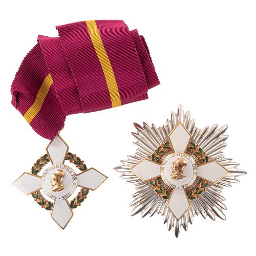 Gran Oficial de la "Orden de Vasco Núñez de Balboa". Insignia y Placa. Insignia: Cruz en plata dorada y placa en plata. Piezas: 2.