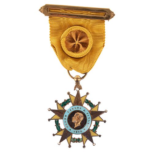 Orden Carlos J. Finaly 1928. Medalla en metal dorado y esmalte. Estrella dorada, de cinco puntas y resplandor.