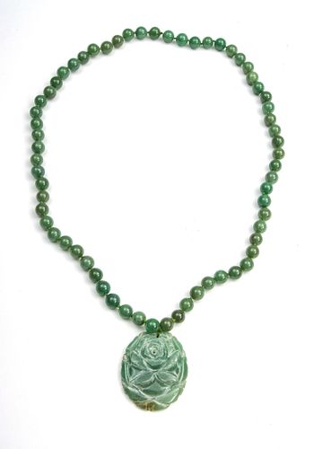 CHINESE CARVED JADEITE BEAD NECKLACE AND PENDANT, L 26" 