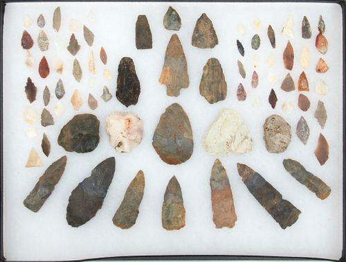 GROUP OF NATIVE AMERICAN STONE ARROWHEADS, APPROX 70+ 