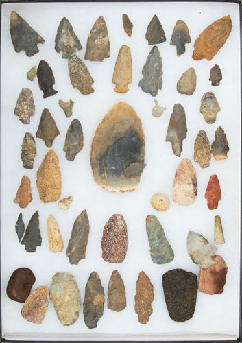  ARROWHEADS AND 48 NATIVE AMERICAN STONE AND TOOLS