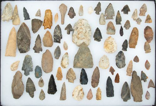 GROUP OF NATIVE AMERICAN STONE ARROWHEADS, APPROX 70+ 