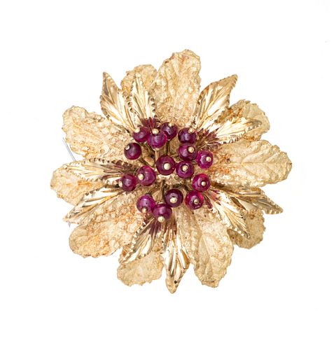 18KT YELLOW GOLD AND RUBY FLORAL BROOCH, DIA 1.5" 