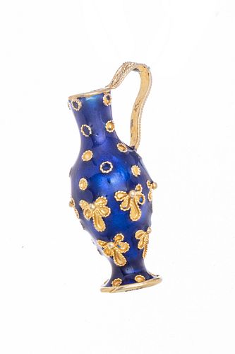 18KT YELLOW GOLD AND ENAMEL EWER CHARM, 2.4GR. 