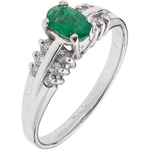 ANILLO CON ESMERALDA Y DIAMANTES EN ORO BLANCO DE 14K. Una emeralda corte oval ~0.30 ct y diamantes corte brillante ~0.12 ct