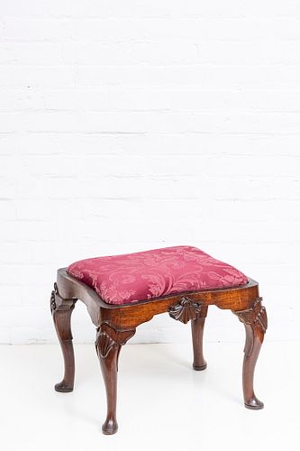 QUEEN ANN STYLE CARVED MAHOGANY BENCH, H 17", W 17", L 20" 
