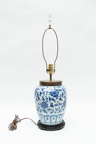 CHINESE BLUE AND WHITE PORCELAIN LAMP, 20TH C., H 10" 