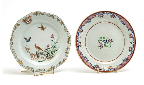 CHINESE EXPORT PORCELAIN PLATES, 18TH C., TWO PIECES, DIA 9", 8.75" 
