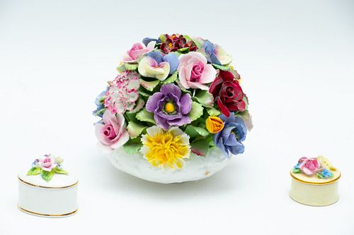 AYNSLEY CHINA CO. (BRITISH, EST. 1775), PORCELAIN FLOWER DISPLAY WITH TWO SMALL FLORAL CONTAINERS, 3PCS., H 1.75-5.75" 