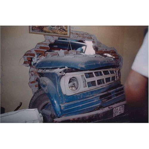 ENRIQUE METINIDES,¡Un camión atraviesa la pared de una casa...",Sin firma, Impresión digital,38.5 x 58.5 cm
