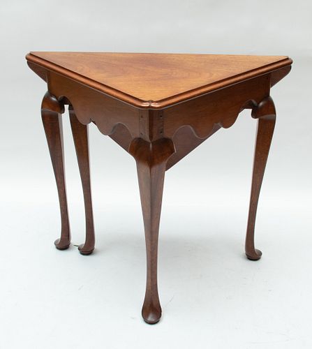 QUEEN ANN STYLE CARVED MAHOGANY HANDKERCHIEF / FLIP TOP TABLE