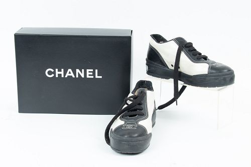 CHANEL (CO.) (FRENCH) VINTAGE BLACK & WHITE LEATHER, BOWLING STYLE SHOES, SIZE: 39 