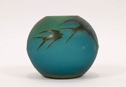 CRISTALLERIE D'EMILE GALLE (FRENCH, 1874–1936) CAMEO GLASS VASE, CIRCA 1910, H 3.825" DIA 4.125" 