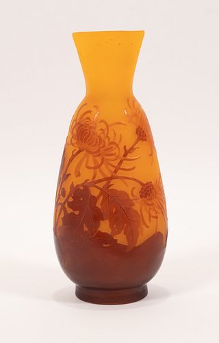 CRISTALLERIE D'EMILE GALLE (FRENCH, 1874–1936) CAMEO GLASS VASE, CIRCA 1900, H 10.125" W 4.125" D 3.325" 