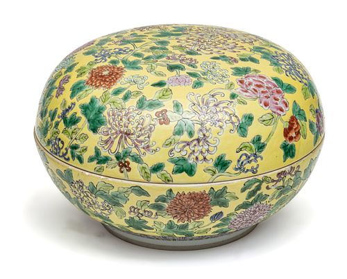 CHINESE PORCELAIN COVERED VESSEL, 20TH C., H 6.75", DIA 10.25" 