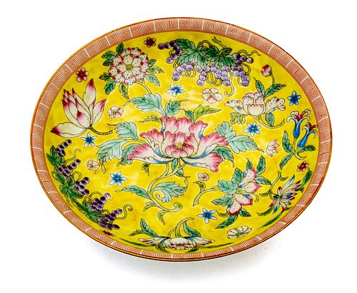 CHINESE PORCELAIN FAMILLE JAUNE PLATE, H 2", DIA 8.25" 
