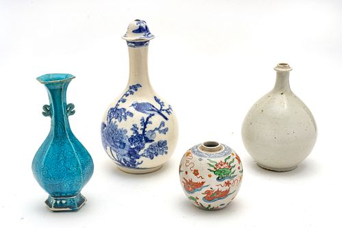 CHINESE PORCELAIN VASES AND GINGER JAR, 20TH C., FOUR PIECES, H 5" TO 13" 