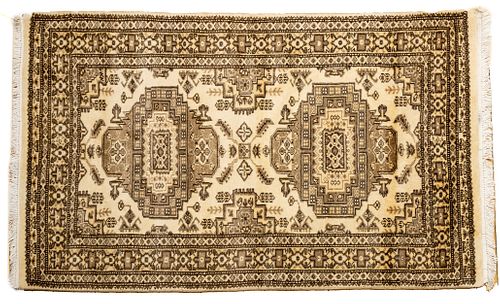 INDO-PERSIAN HANDWOVEN WOOL RUG, LATE 20TH C., W 2' 7", L 4' 