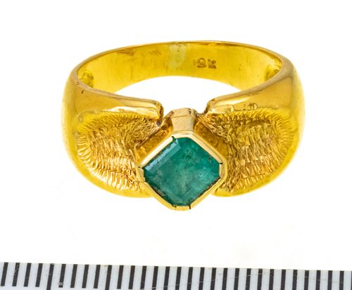 + EMERALD AND 18KT YELLOW GOLD RING SIZE 6 1/2 