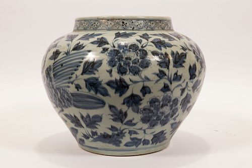 CHINESE MING-STYLE BLUE AND WHITE PORCELAIN JAR, H 10.5", DIA 13" 