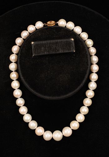 SOUTH SEA PEARL & 18KT GOLD CLASP NECKLACE, L 17.5", T.W. 98 GR 
