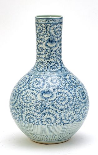 CHINESE BLUE AND WHITE PORCELAIN VASE, 20TH C., H 12.5", DIA 8"