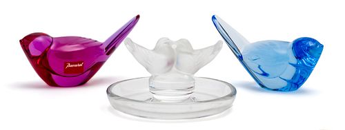 BACCARAT COLORED CRYSTAL BIRDS & LALIQUE RING TRAY, 3 PCS, H 3.5"-4" 
